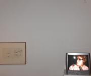 zdjęcie przedstawiające matkę Warhola w telewizji patrzącą na jeden z rysunków syna, fot. Mike O'Dowd