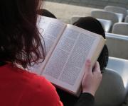 zdjęcie przedstawiające osobę czytającą książkę