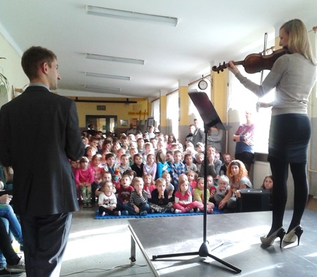Koncert w ciśniańskiej szkole inaugurujący powstanie ogniska muzycznego przy GCKiE w Cisnej (listopad 2014)